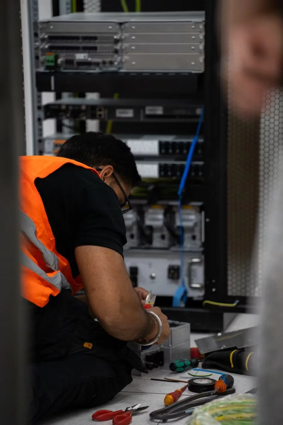 Rak server dengan kabel patch tertata